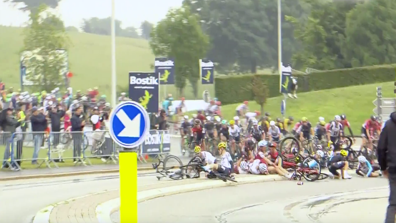 [CRASH – Froome, Bardet crash on slippery stage 2] Tour de France 2017